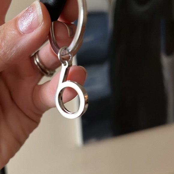 Bloomingdales key chain new in box - Picture 10 of 12